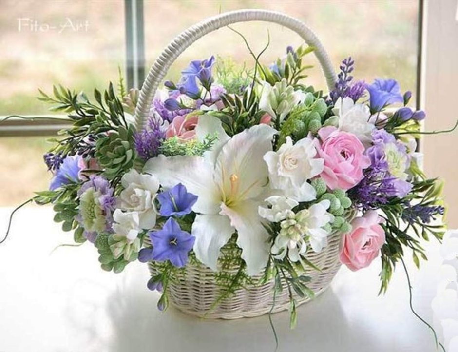Винтажные цветы в вазе