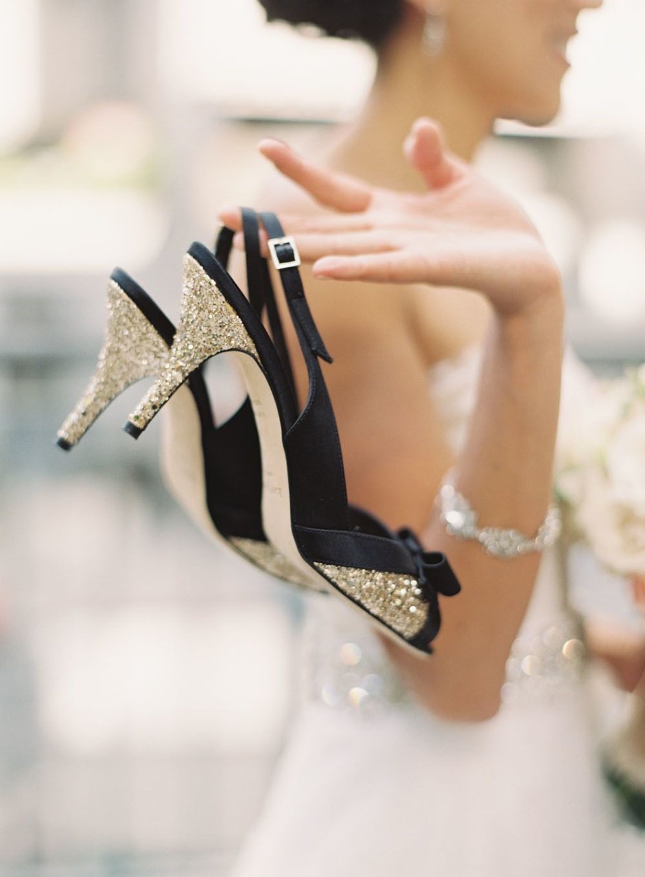 Свадебный наряд с чёрными туфлями