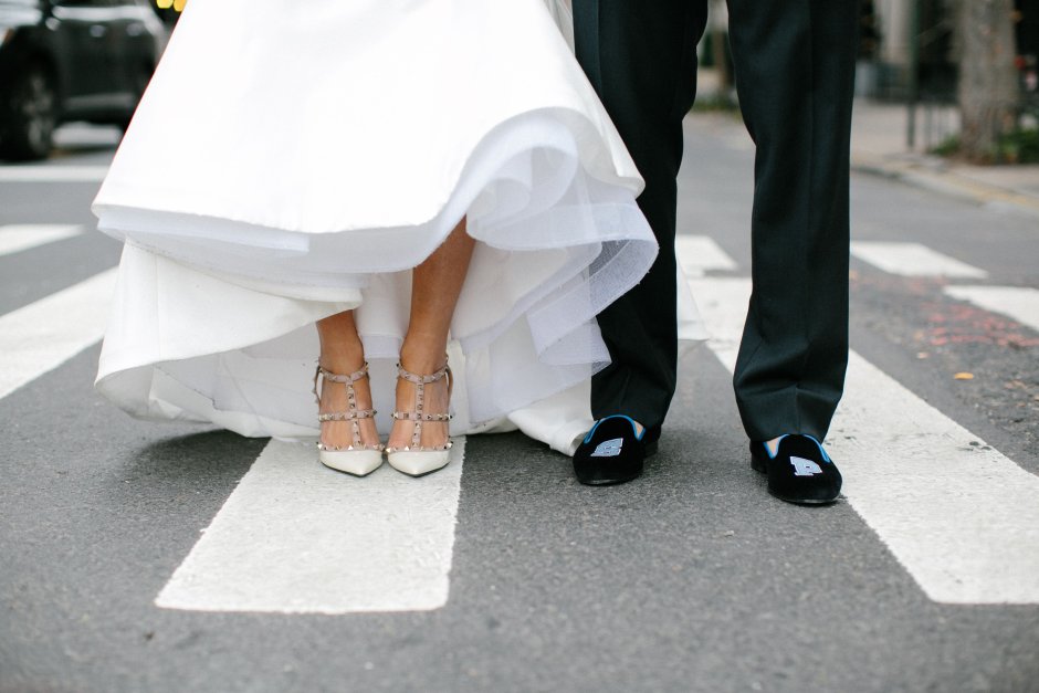 Контрастные туфли к свадебному платью