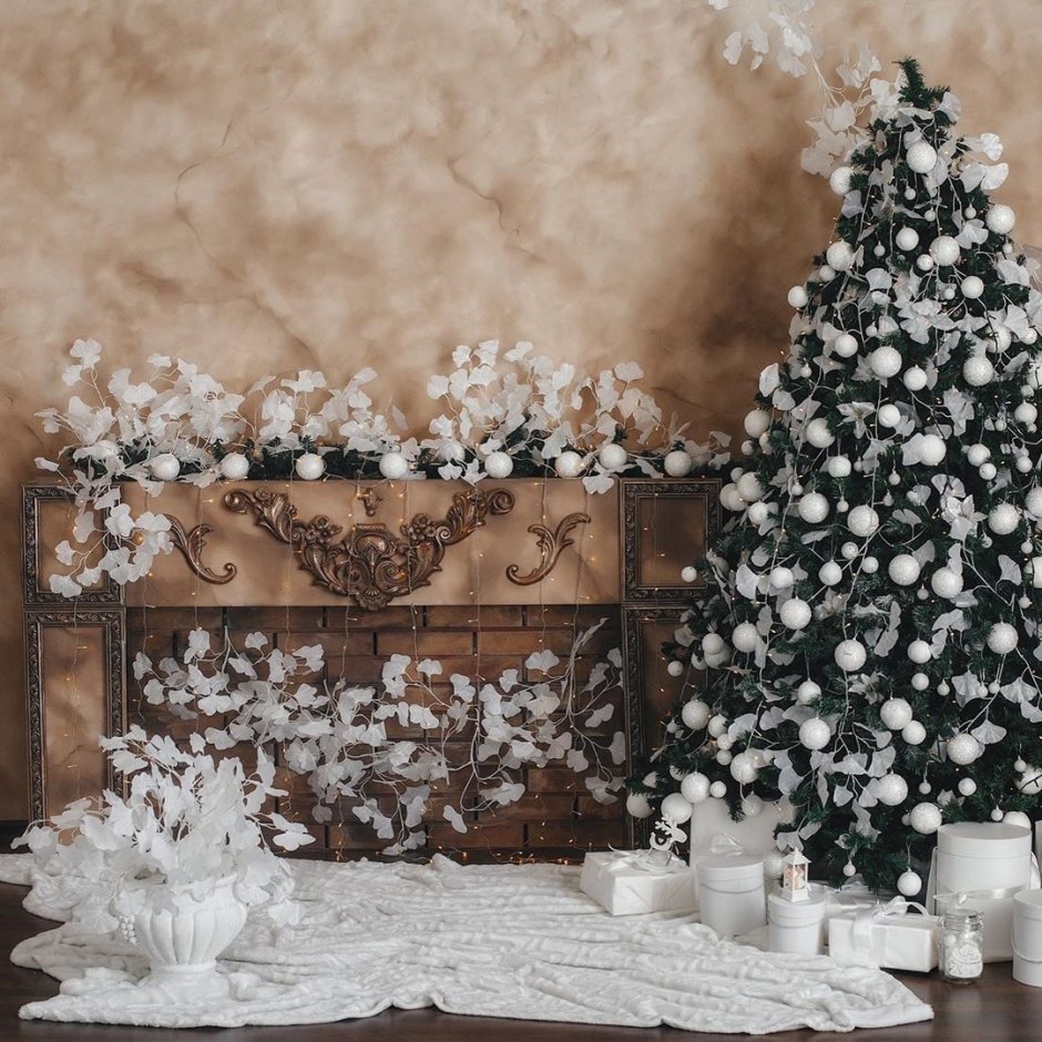 Новогодний белый декор в серо коричневых тонах