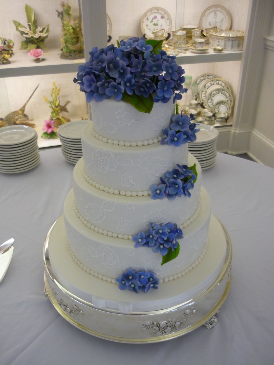 Торт с синими цветами