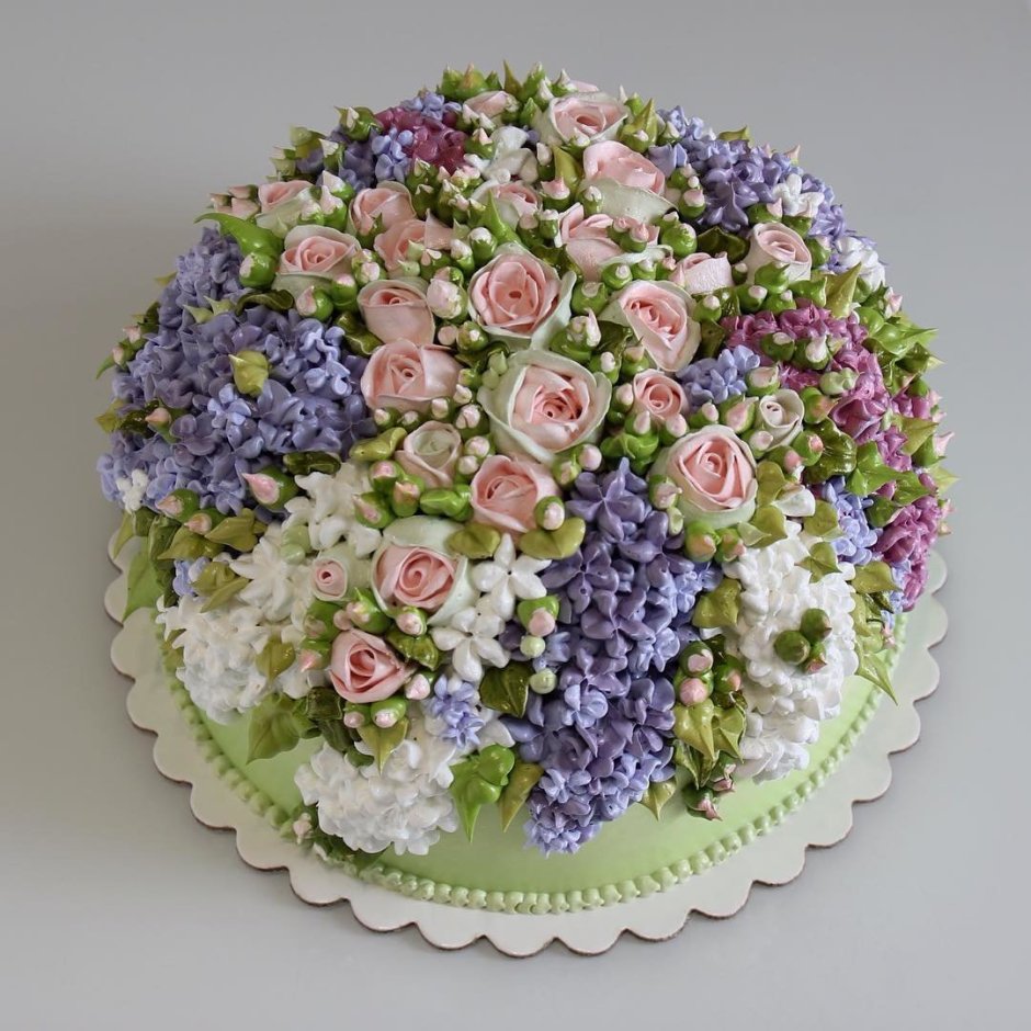 Белый торт с розовыми цветами