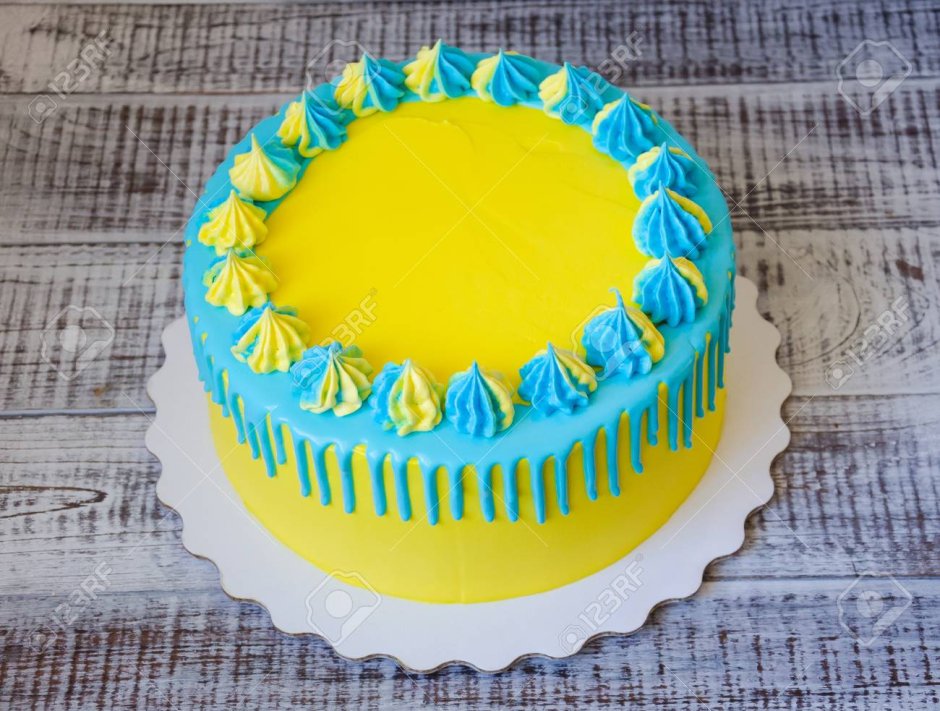 Голубой торт с желтыми подтеками