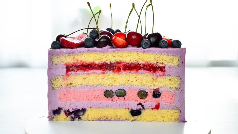 Свадебный торт украшенный ягодами