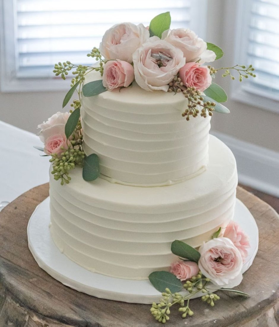 Кремовый торт с живыми цветами