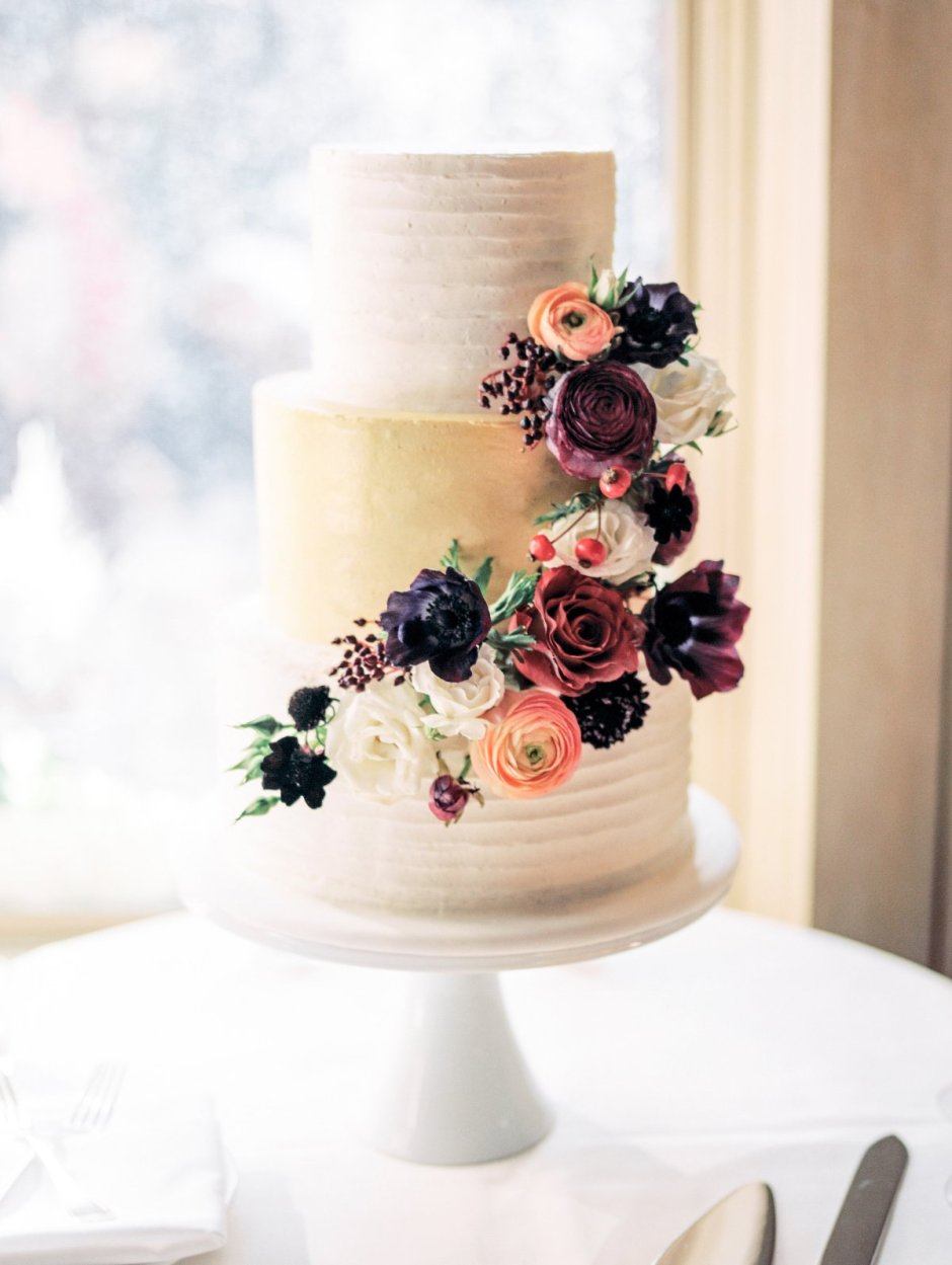 Торт с живыми цветами и клубникой