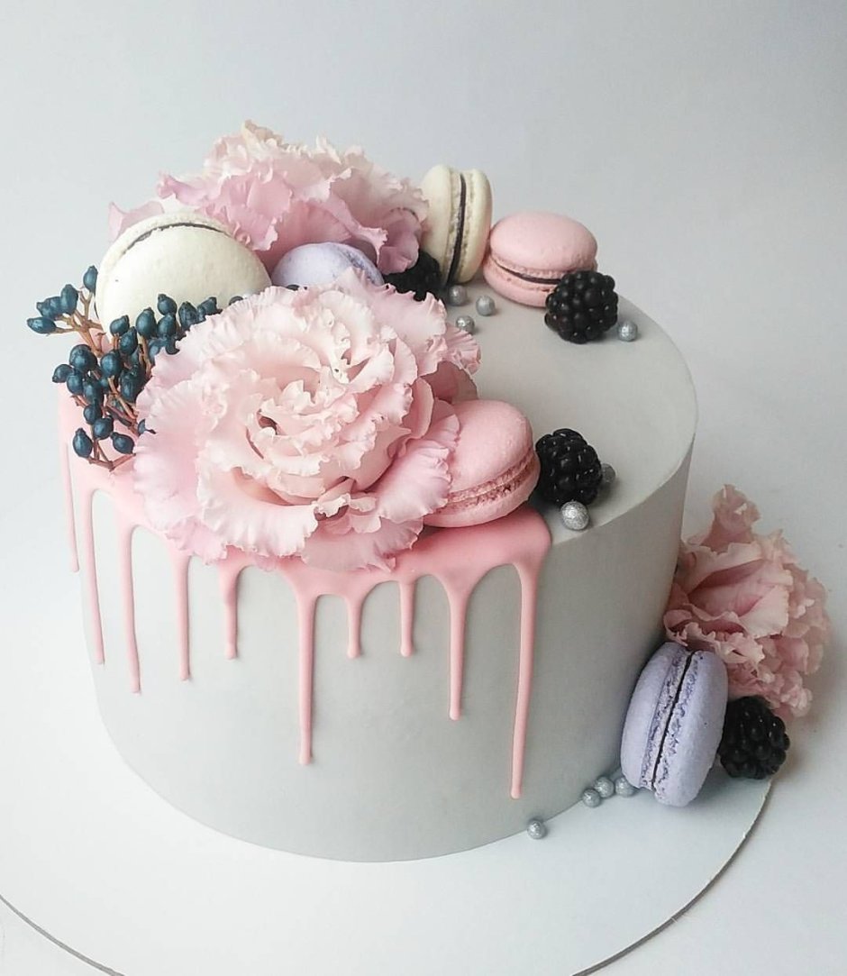 Украшение торта в розовом цвете