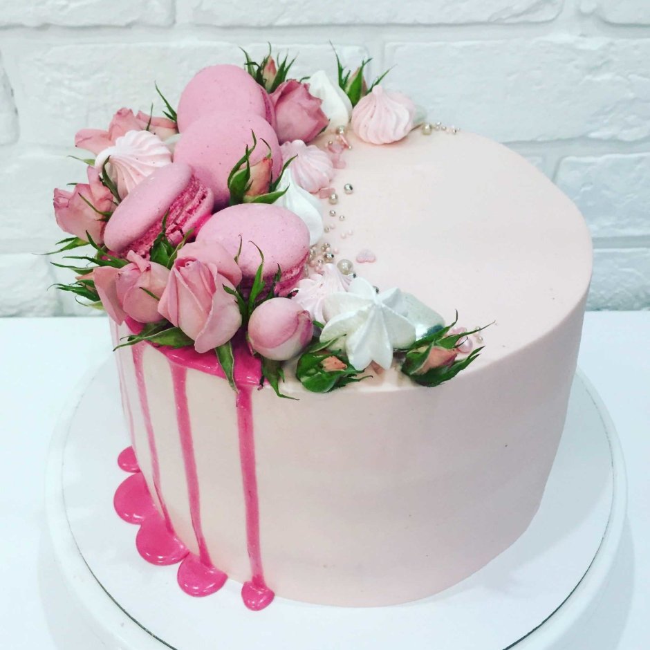 Украшение торта живыми цветами и ягодами