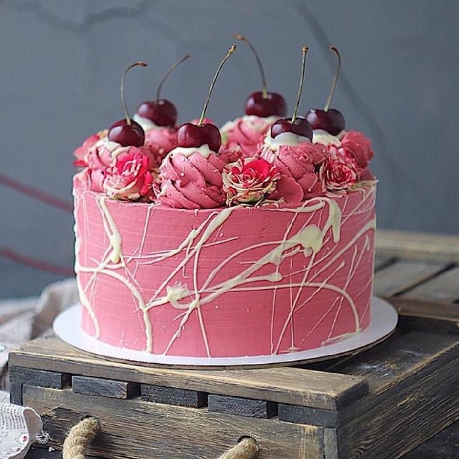 Торт с живыми цветами и сладостями