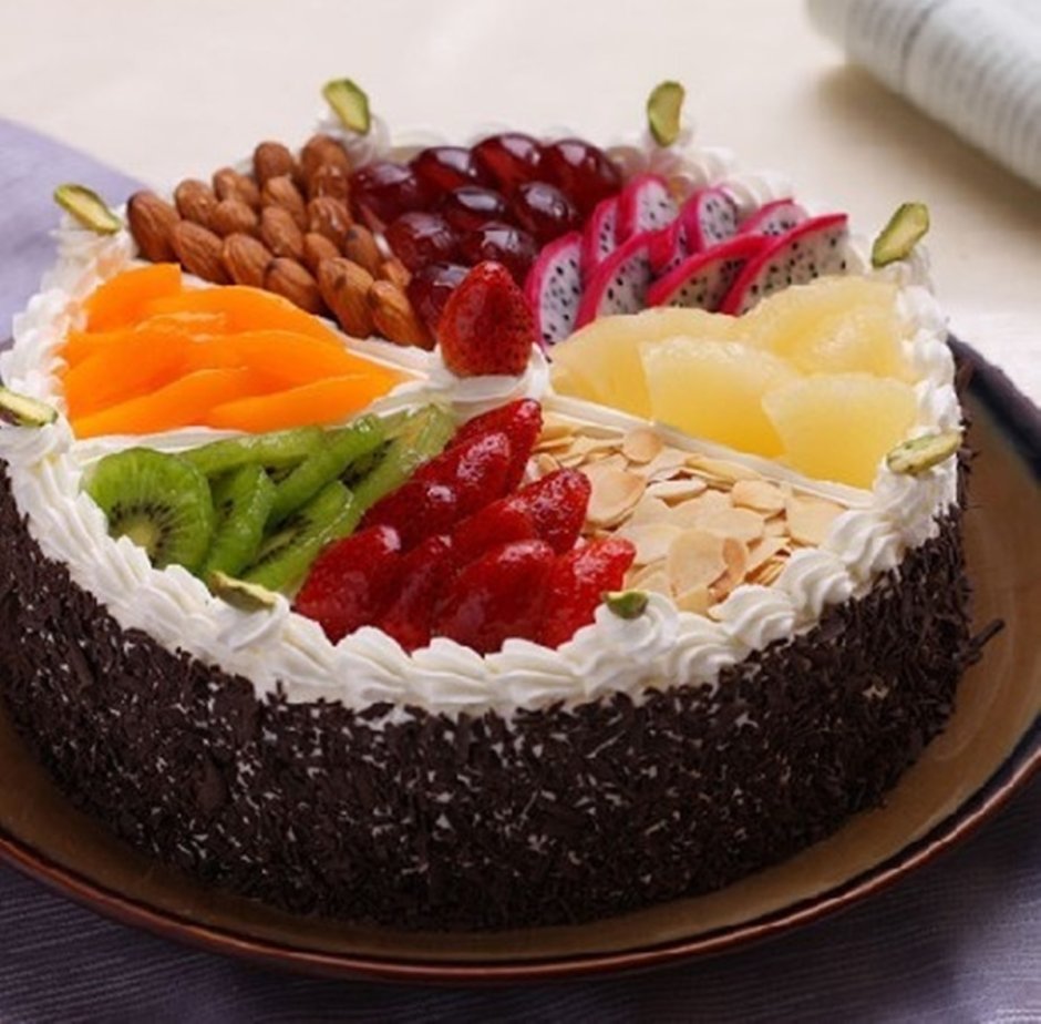 Красивый большой торт фруктовый