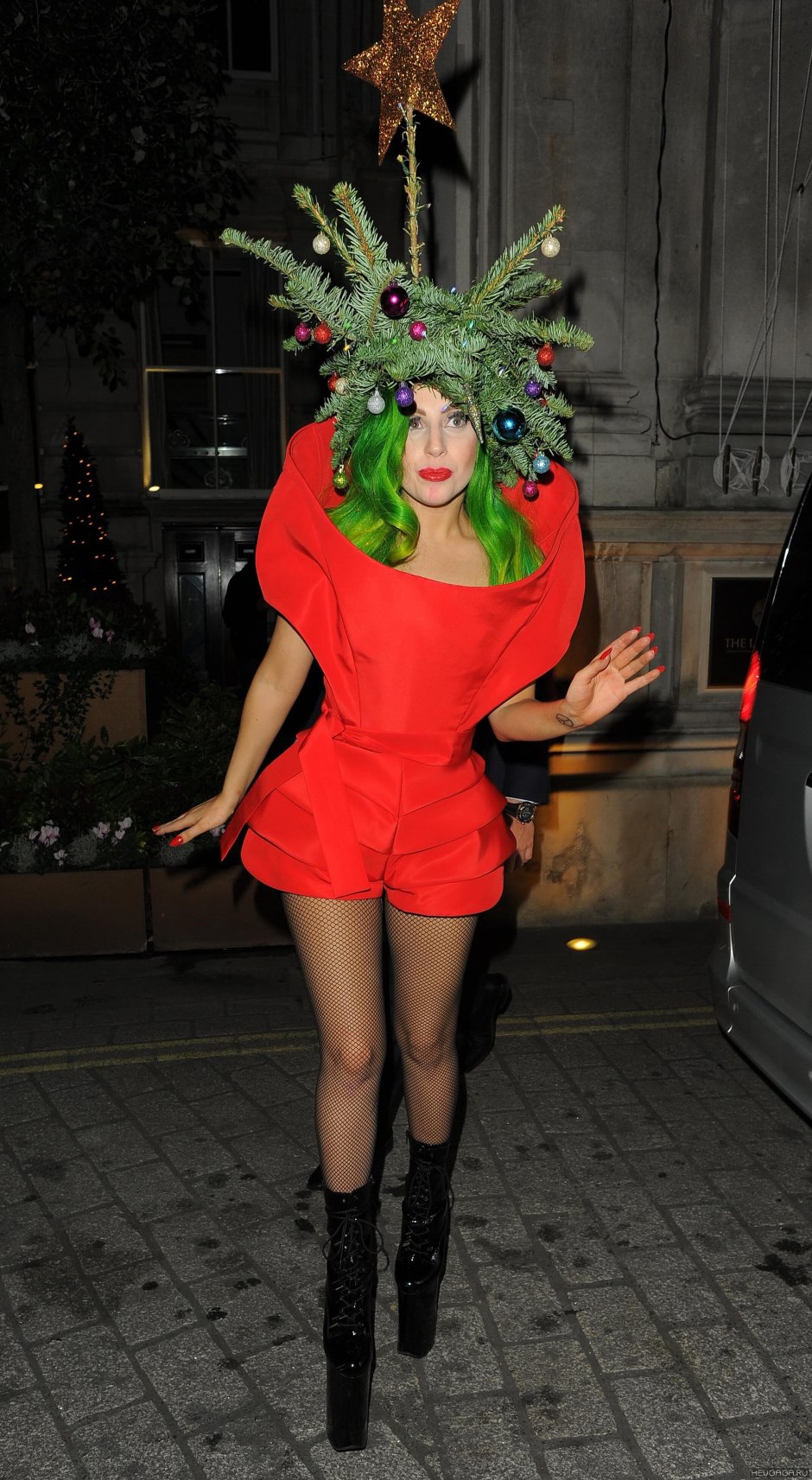 Леди Гага елка на голове