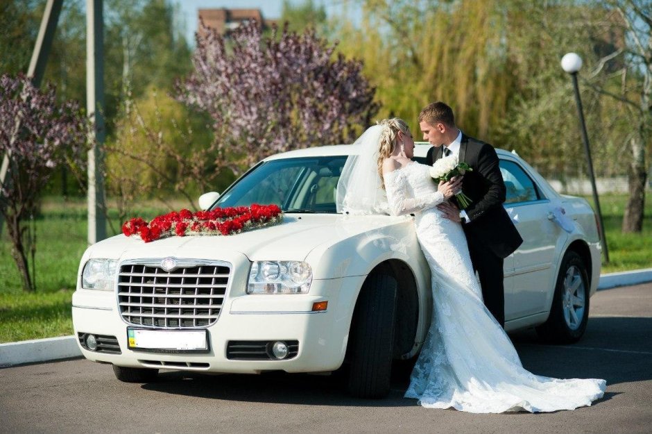 Жених и невеста в лимузине