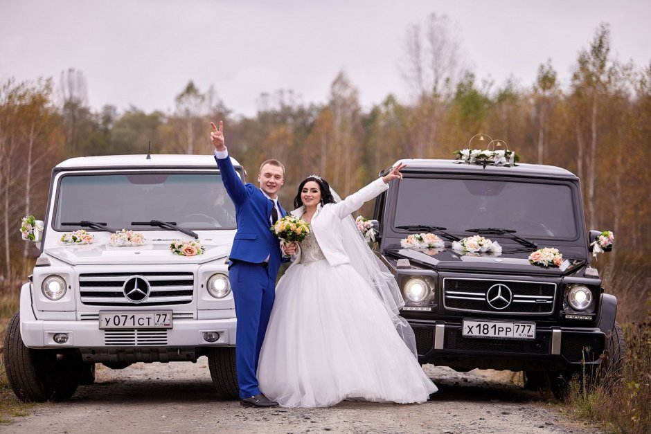 Жених и невеста в кабриолете