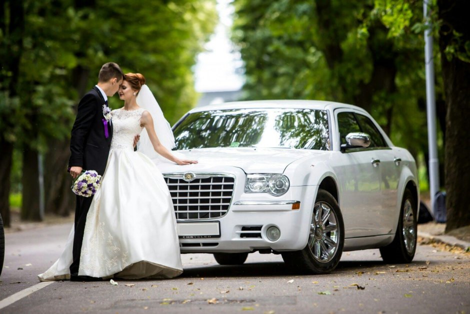 Свадьба на фоне автомобиля
