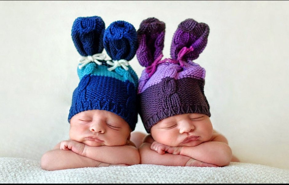 Вязаная одежда для новорожденных двойняшек