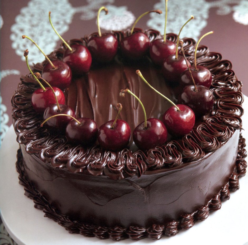 Шоколадный торт с вишневым вареньем