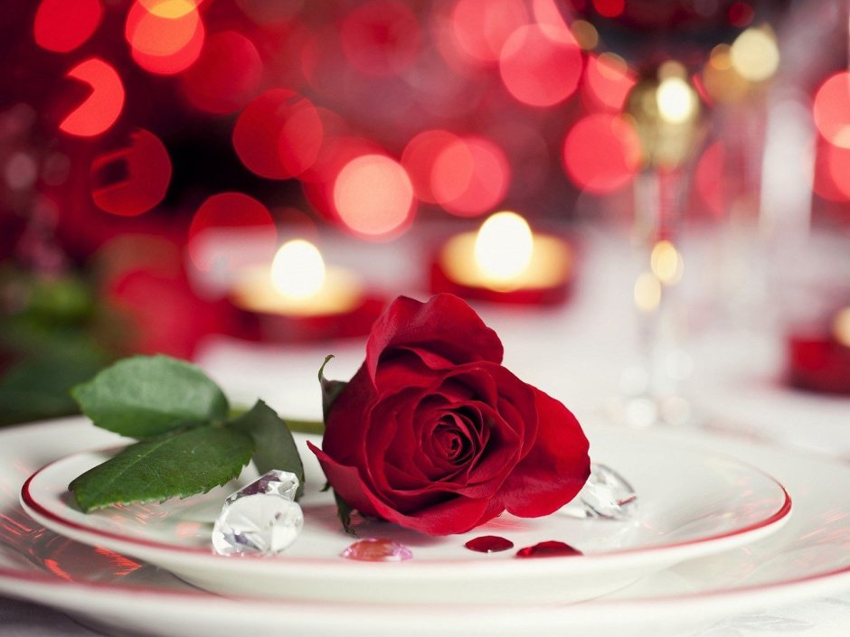 Лепестки роз на столе