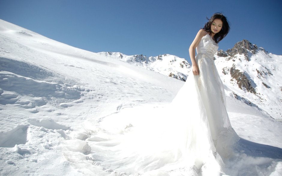 Девушка в горах в платье в белом