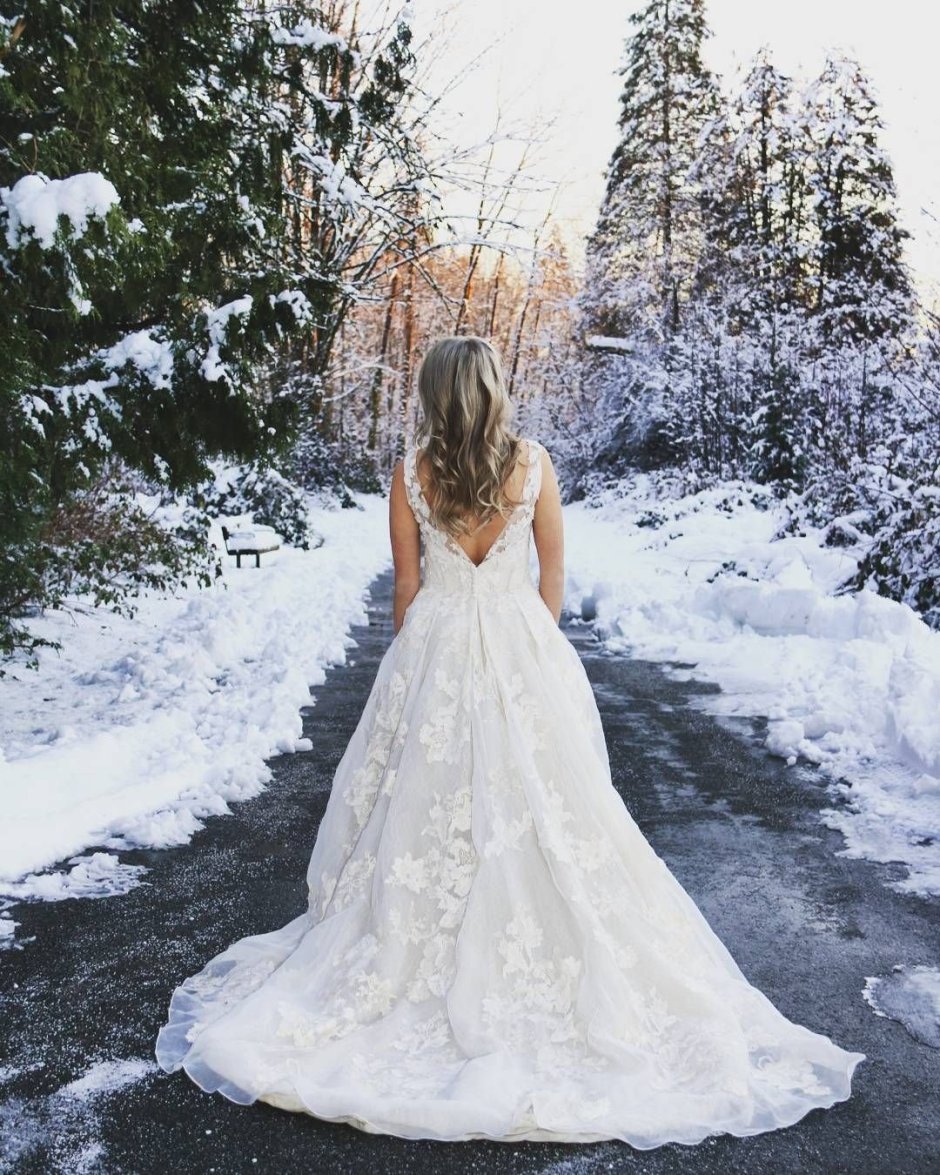 Девушка в платье зимой