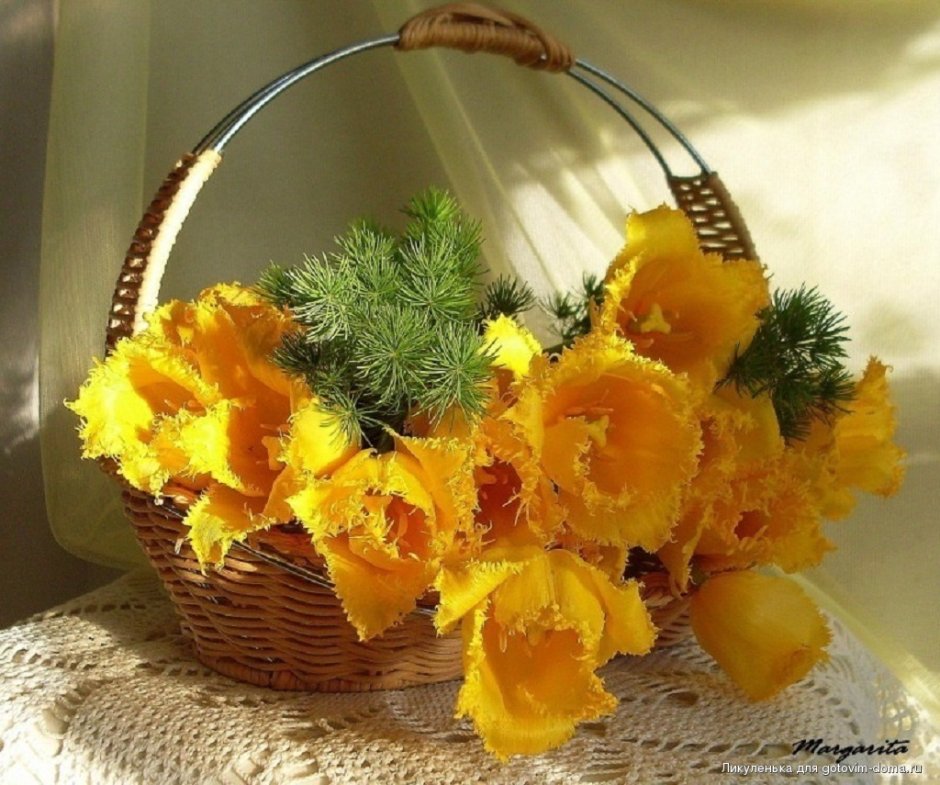 Корзинка с желтыми цветами