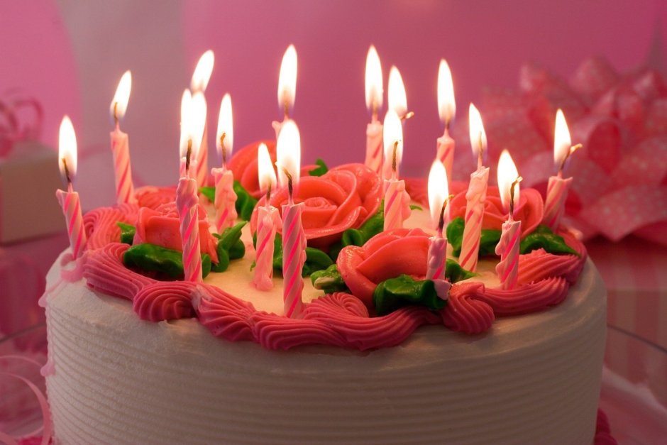 Красивый торт со свечами