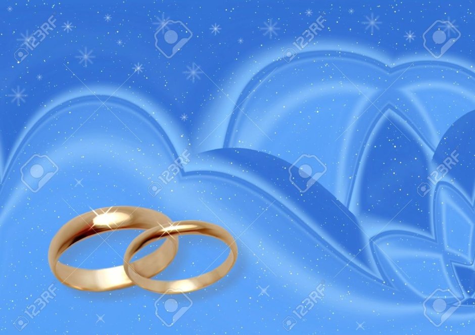 Свадебные кольца на голубом фоне