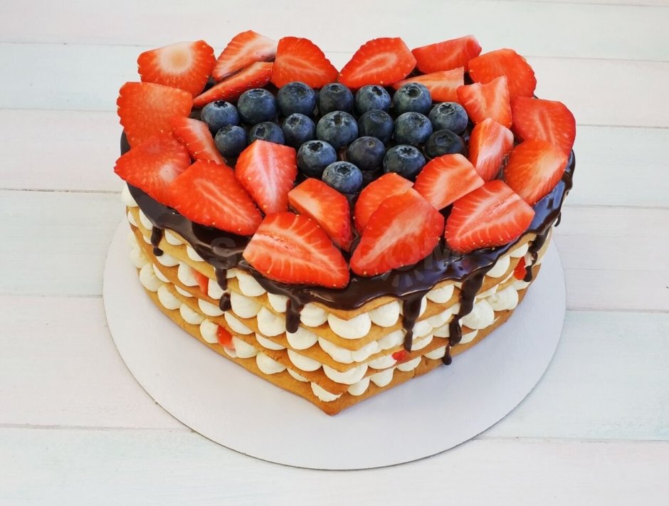 Торт сердце с фруктами