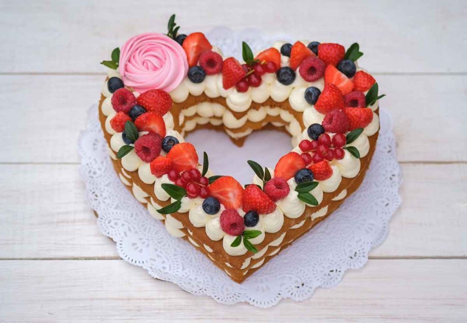 Торт в форме сердца с клубникой