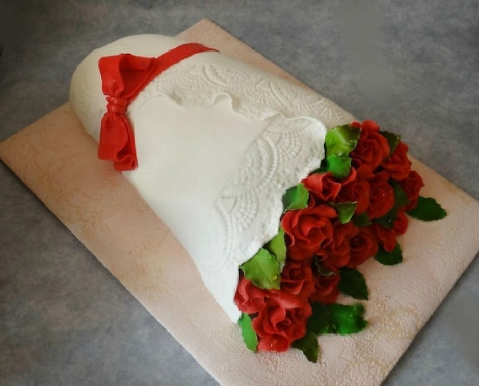 Торт с малиновыми розами