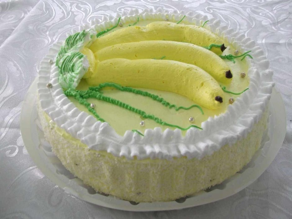 Украшение торта бананом