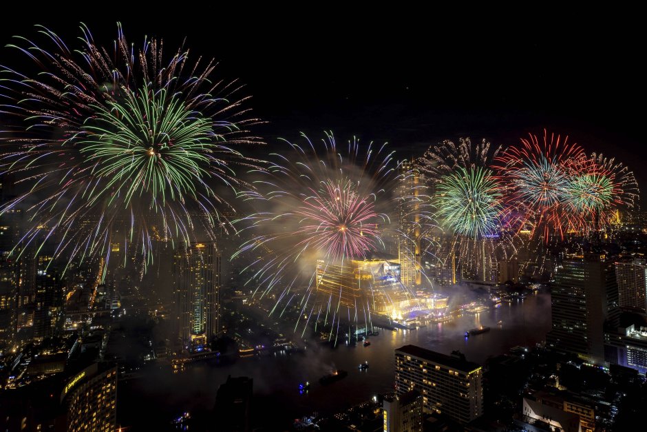 Китайский новый год в Бангкоке салют