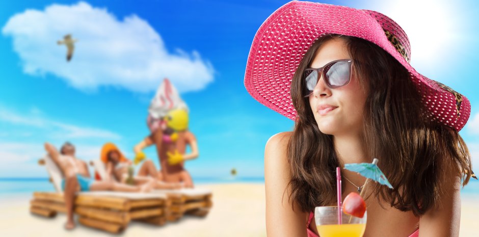 Девушка с коктейлем на пляже