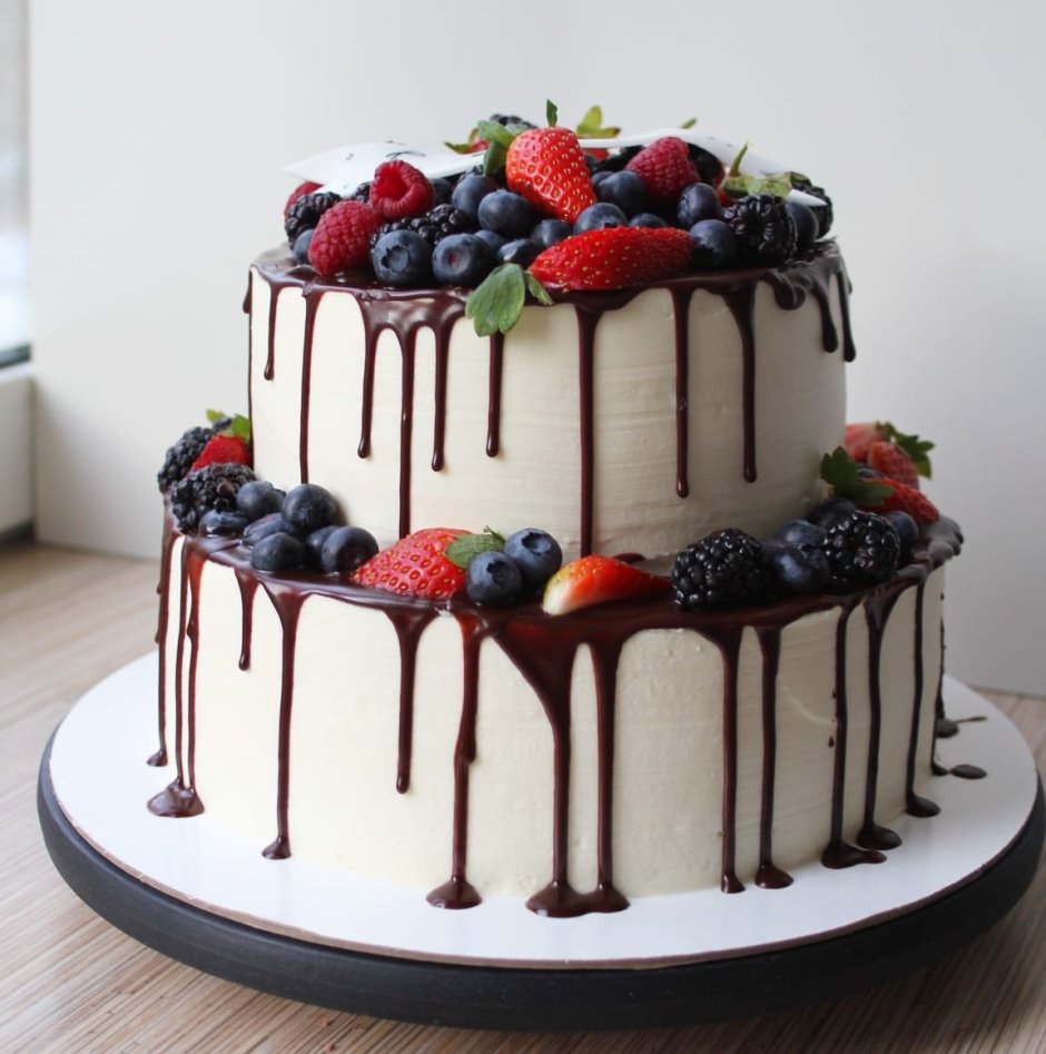 Свадебный торт с ягодами и шоколадом
