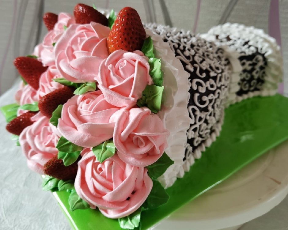 Красивый торт и букет роз на столе