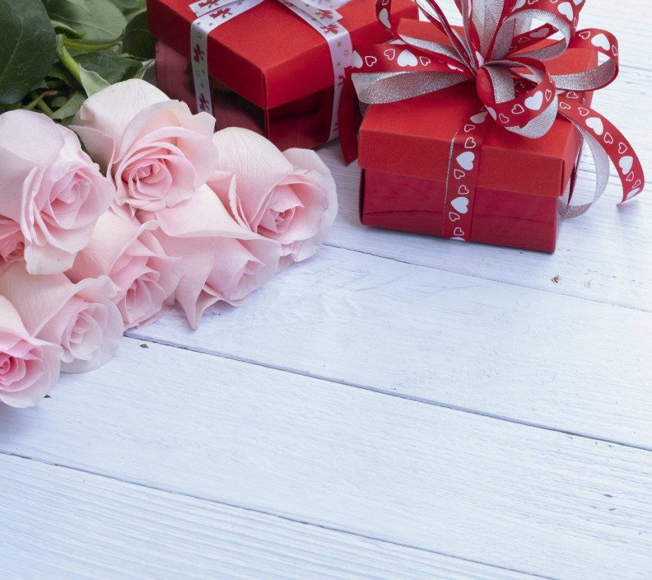 Розовые розы и подарок