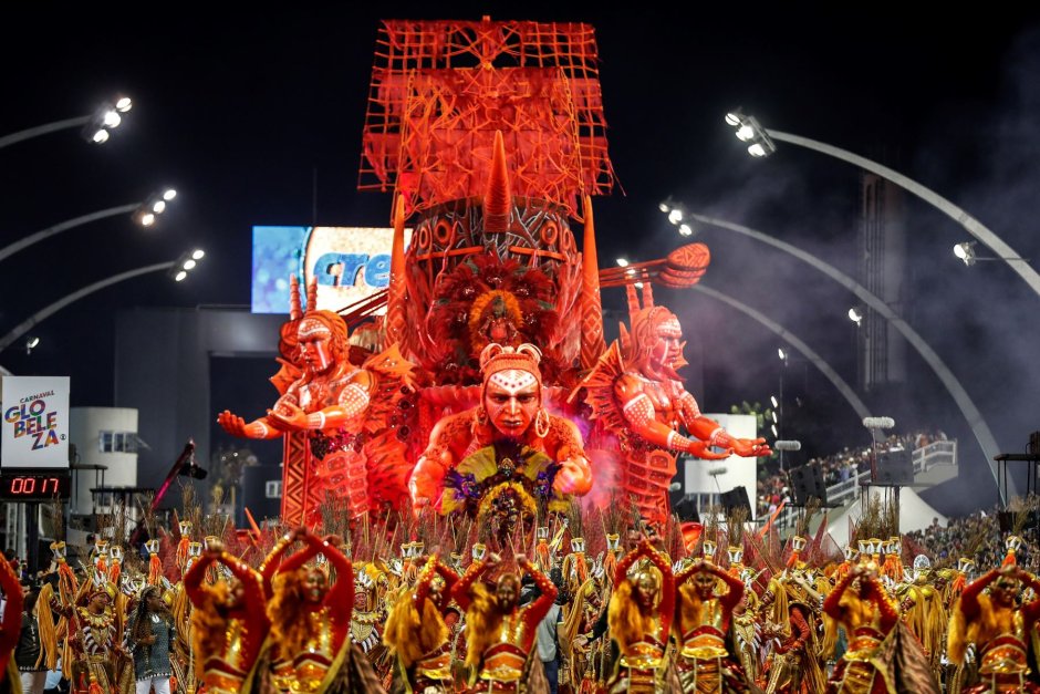 Бразильский карнавал в Рио-де-Жанейро