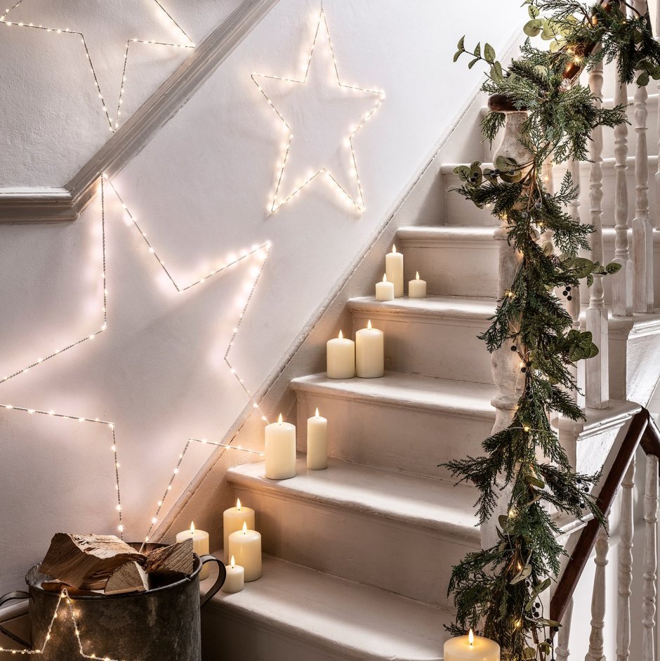 Декоративная лестница с новогодним декором