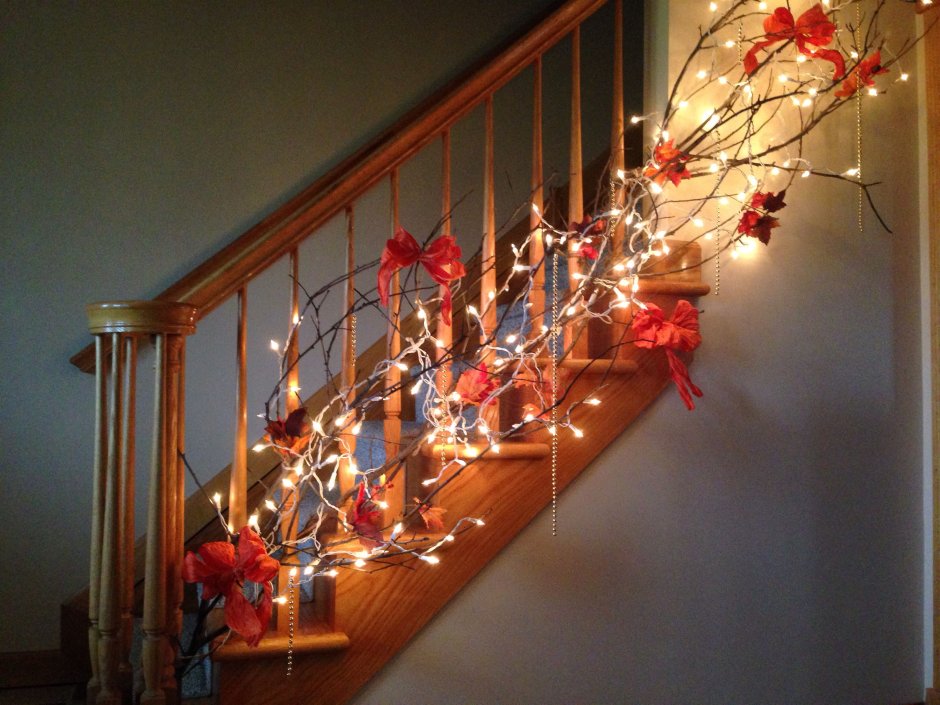 Новогоднее украшение на лестницу в синих тонах