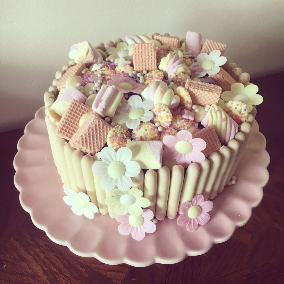 Кремовый торт с цветами для мамы