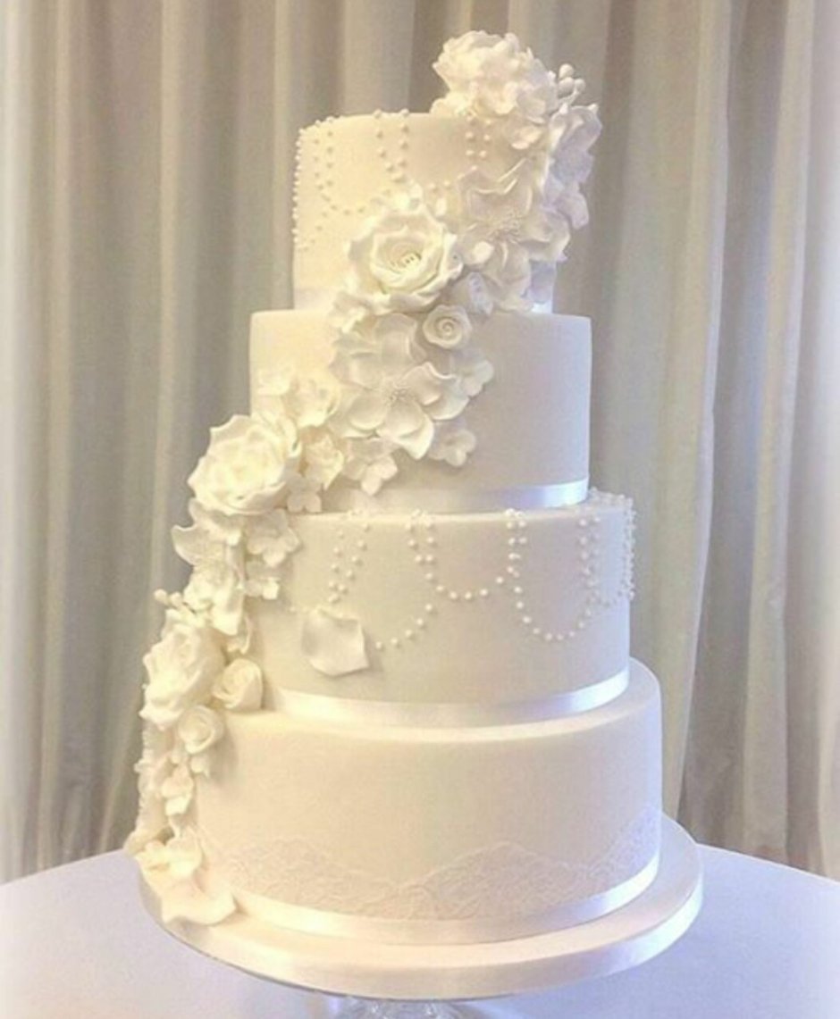 Трехъярусные торты на свадьбу в бусинках