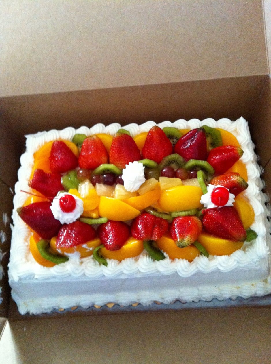 Прямоугольный торт с фруктами