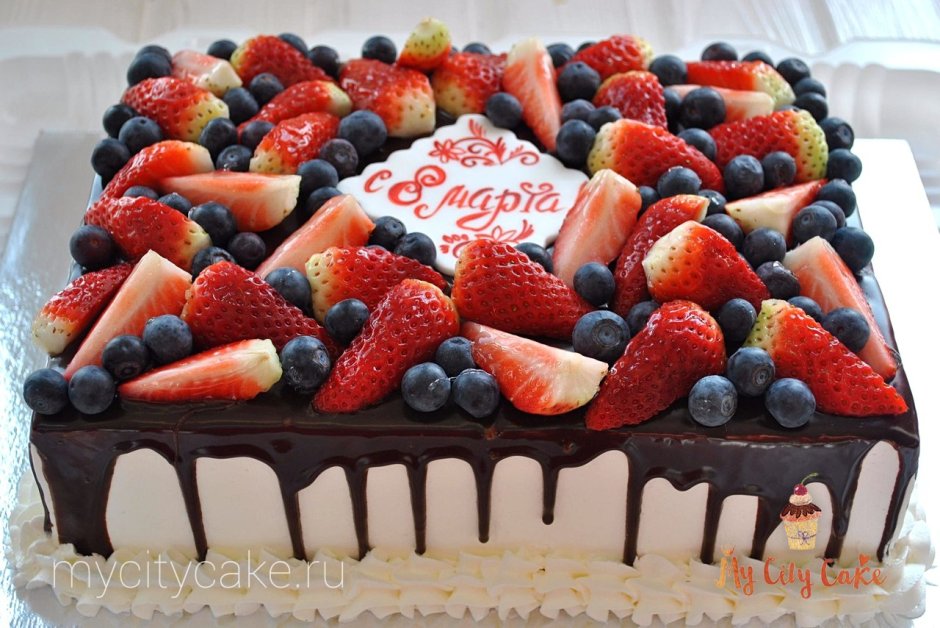 Квадратный торт с фруктами и ягодами