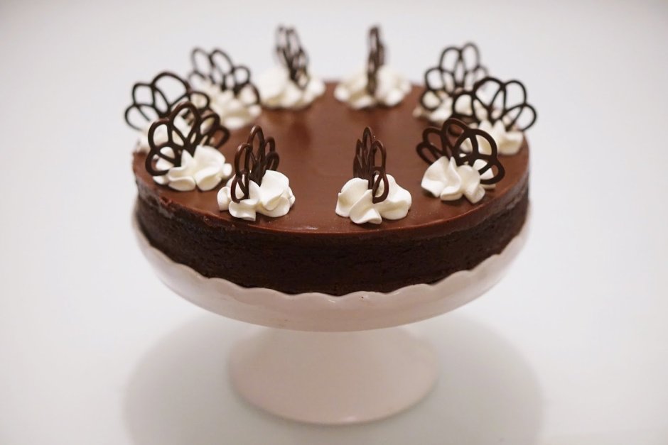 Декор торта шоколадными бабочками