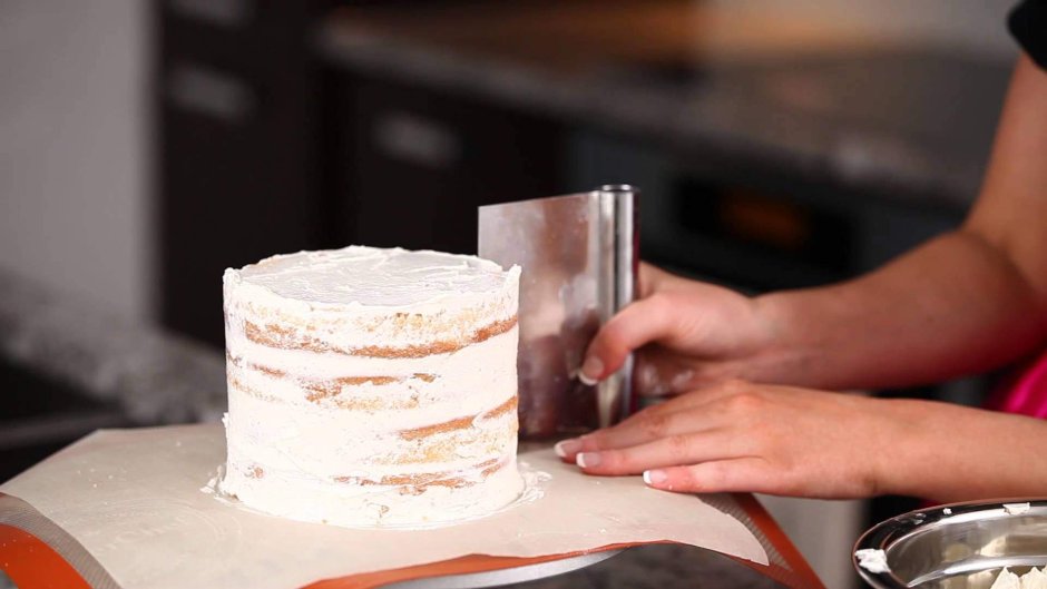 Выравниваем торт кремом чиз