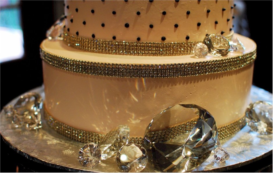 Торт на свадьбу с бриллиантами