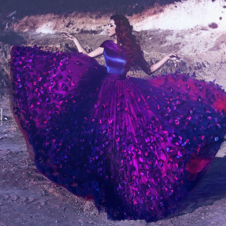 Девушка в платье с бабочками