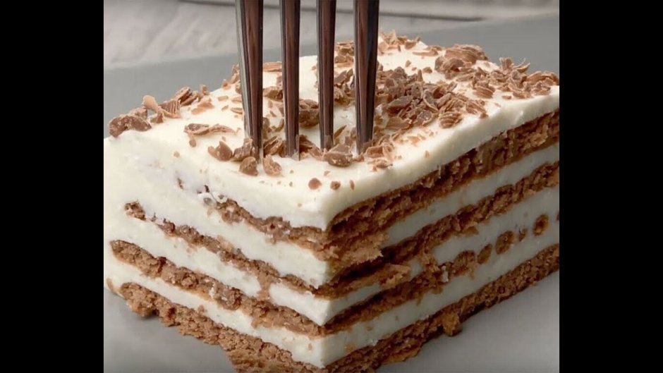 Торт белый с коричневыми полосками