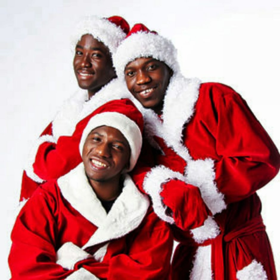 Афроамериканец в костюме Деда Мороза