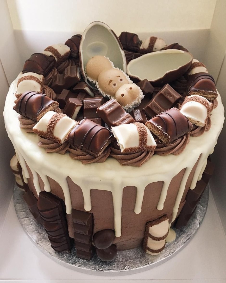 Украшение торта киндерами и шоколадками