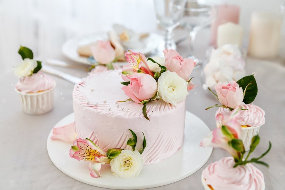 Свадебный торт одноярусный с цветами